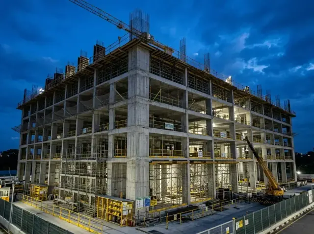 Chantier de gros œuvre à Alger : structure en béton armé et maçonnerie