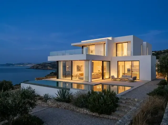 Villa contemporaine en construction à Alger : volumes épurés et grandes ouvertures vitrées
